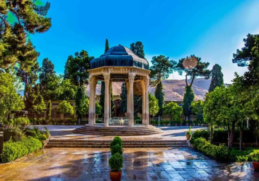 تحلیل جامع آرامگاه حافظ و سعدی؛ نمادهای ادبی و فضای سبز شیراز