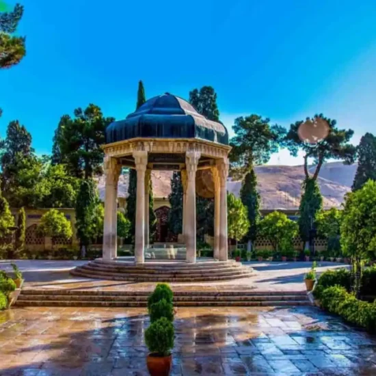 تحلیل جامع آرامگاه حافظ و سعدی؛ نمادهای ادبی و فضای سبز شیراز