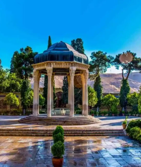 تحلیل جامع آرامگاه حافظ و سعدی؛ نمادهای ادبی و فضای سبز شیراز