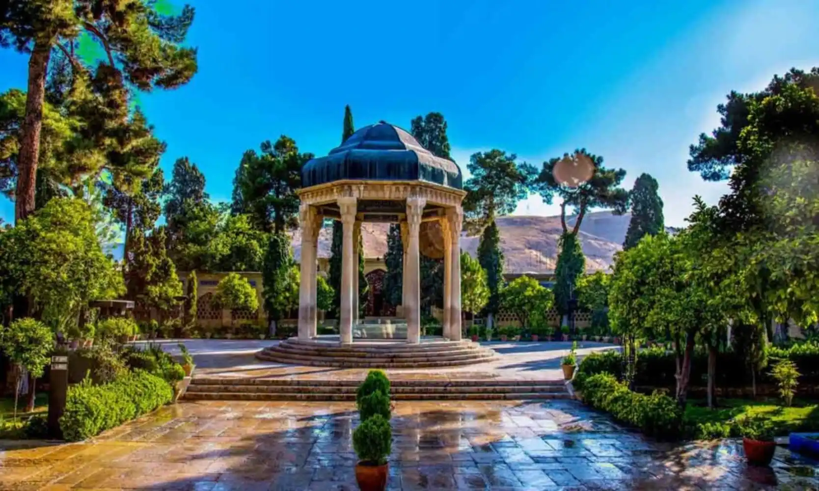 تحلیل جامع آرامگاه حافظ و سعدی؛ نمادهای ادبی و فضای سبز شیراز