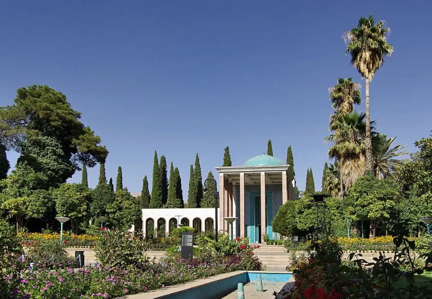 تحلیل جامع آرامگاه حافظ و سعدی؛ نمادهای ادبی و فضای سبز شیراز