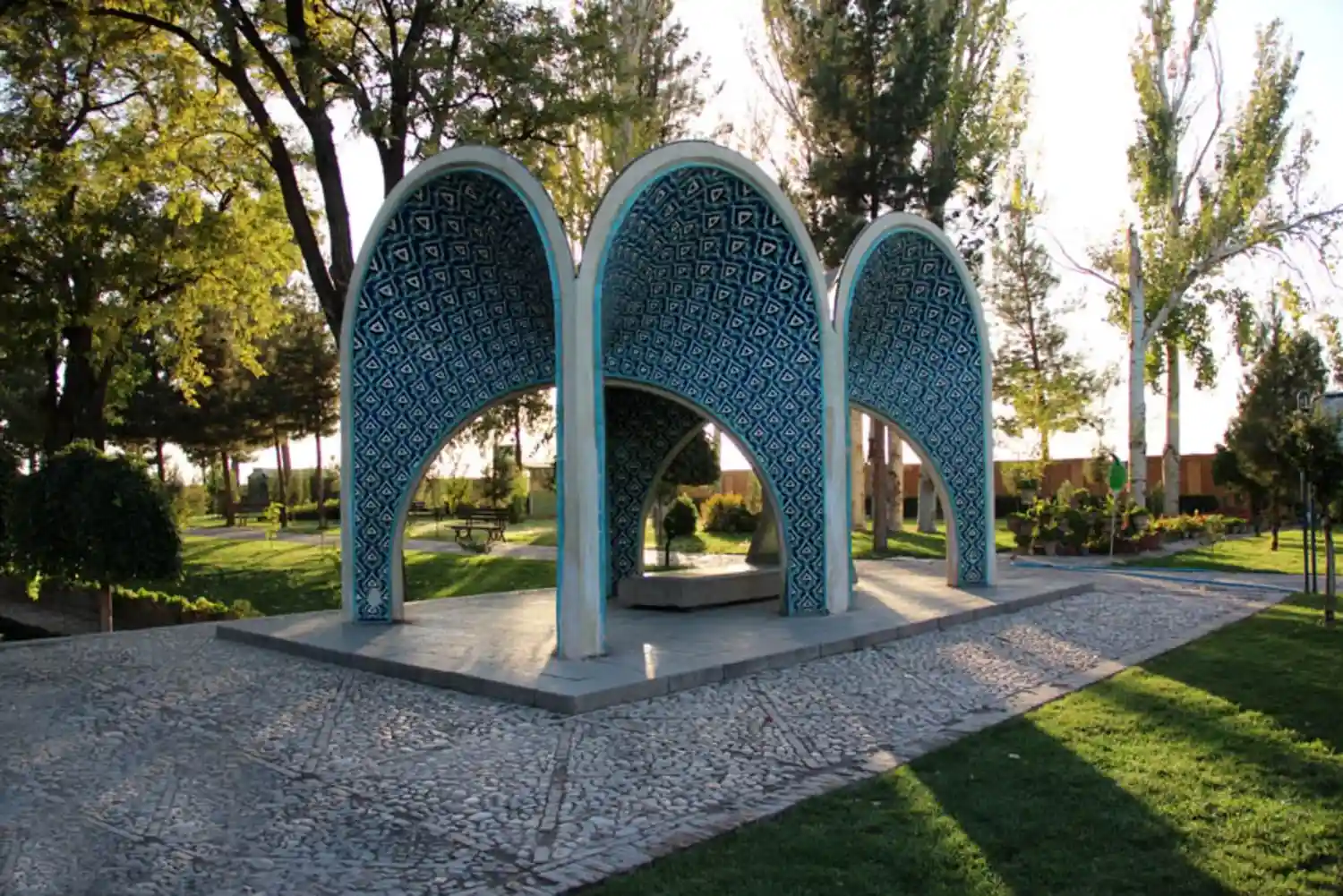 تحلیل جامع آرامگاه حافظ و سعدی؛ نمادهای ادبی و فضای سبز شیراز