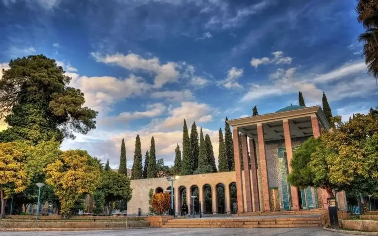 تحلیل جامع آرامگاه حافظ و سعدی؛ نمادهای ادبی و فضای سبز شیراز